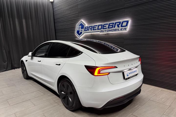 Hvid Tesla Model 3 fra 2024