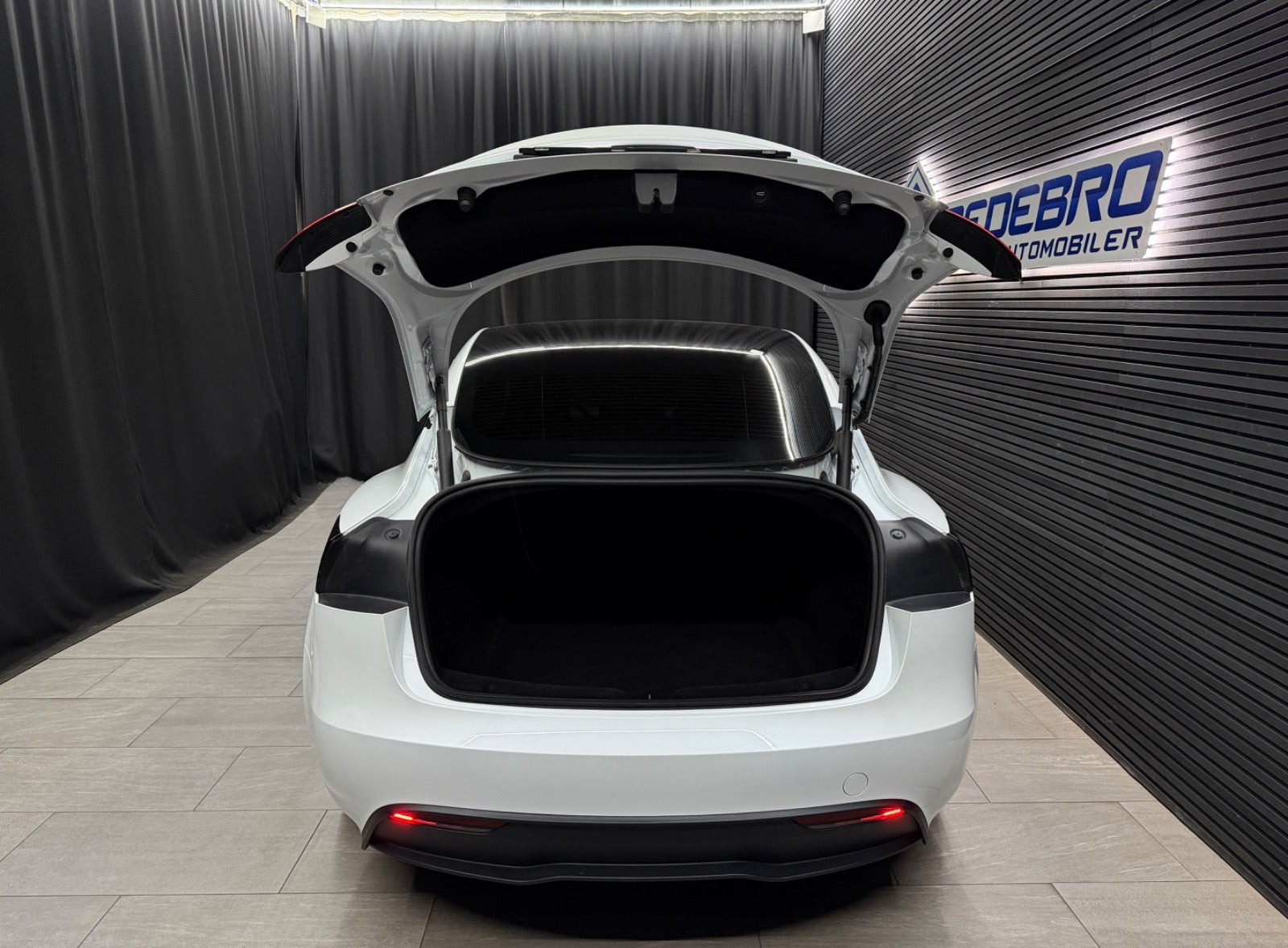 Hvid Tesla Model 3 fra 2024