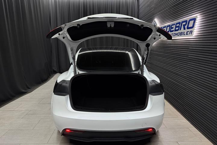 Hvid Tesla Model 3 fra 2024