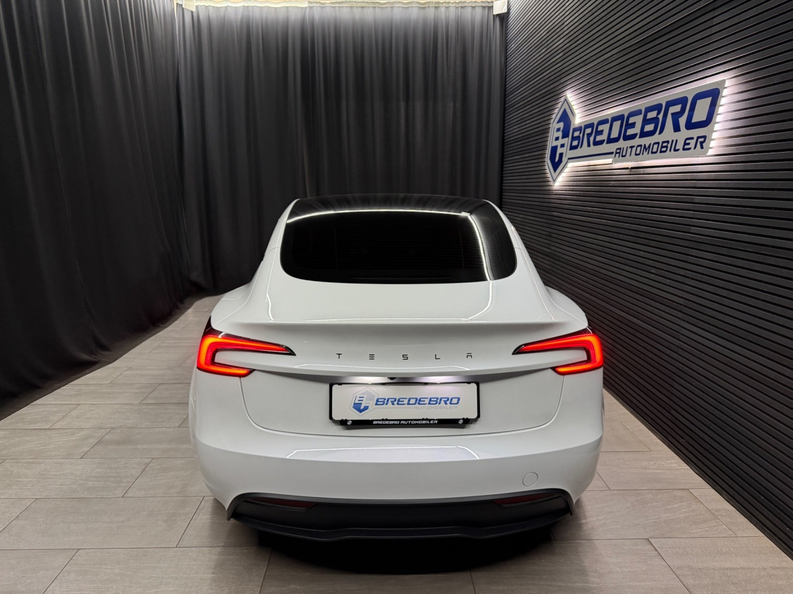 Hvid Tesla Model 3 fra 2024