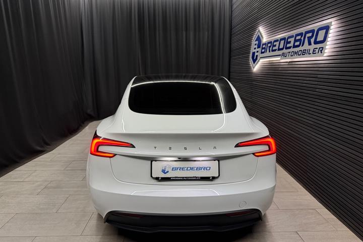 Hvid Tesla Model 3 fra 2024