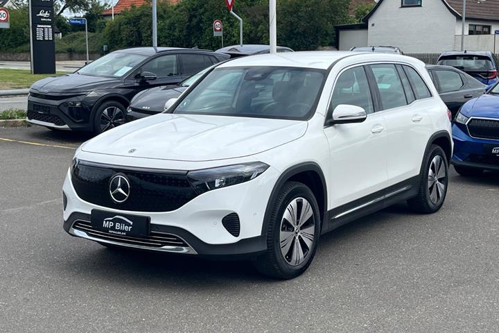 Hvid Mercedes EQB250+ fra 2024 set udefra