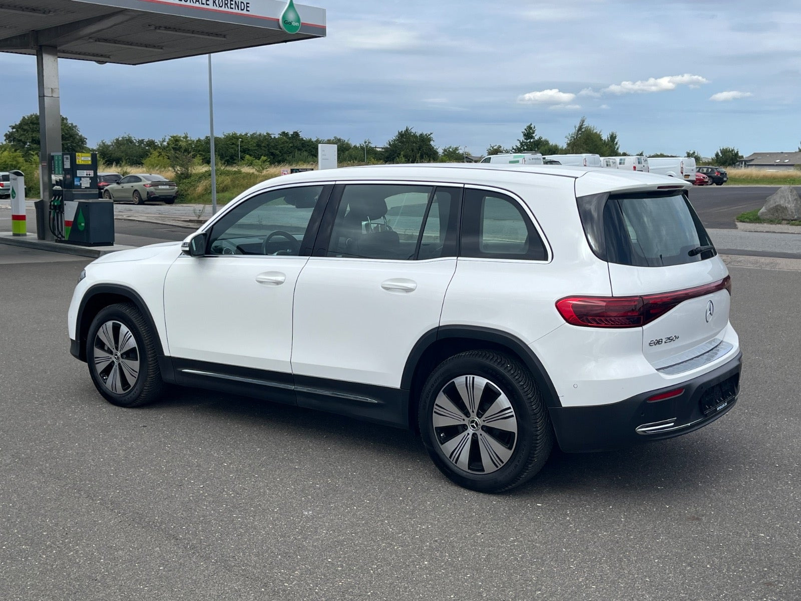 Hvid Mercedes EQB250+ fra 2024