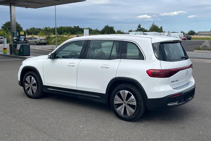Hvid Mercedes EQB250+ fra 2024