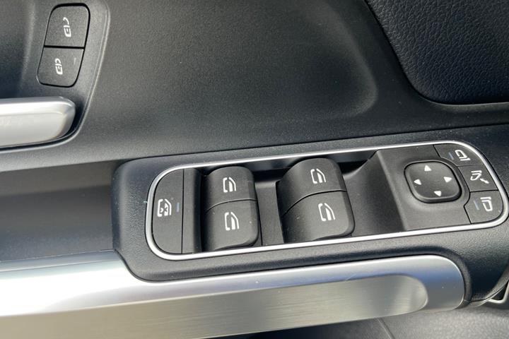 Hvid Mercedes EQB250+ fra 2024