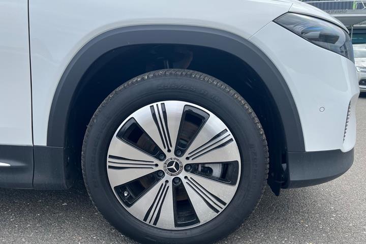 Hvid Mercedes EQB250+ fra 2024