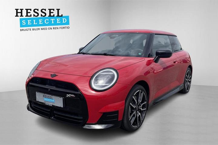 Rød Mini Cooper E fra 2024