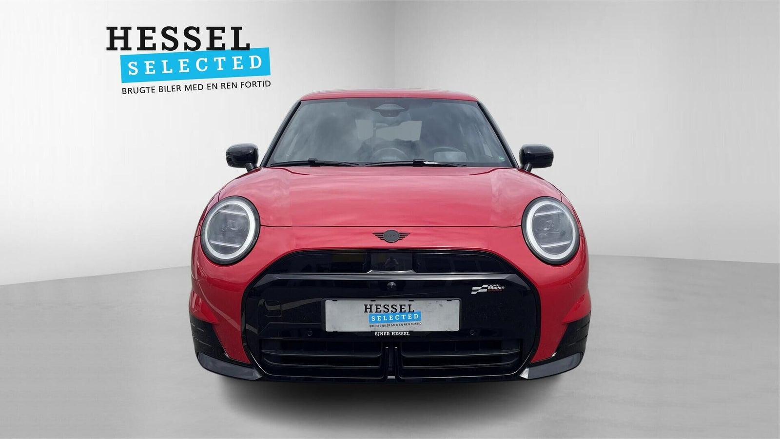 Rød Mini Cooper E fra 2024