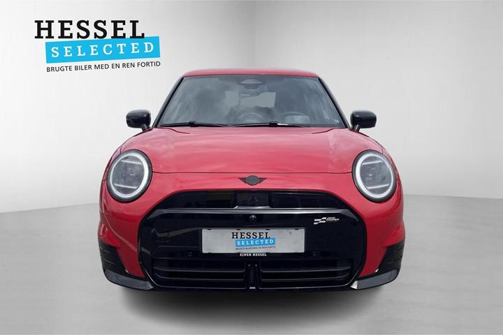 Rød Mini Cooper E fra 2024