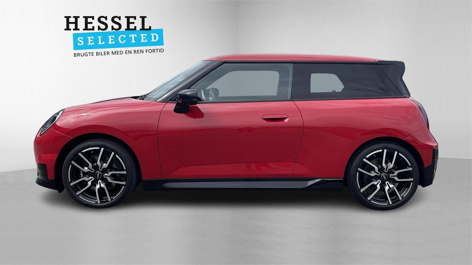 Rød Mini Cooper E fra 2024