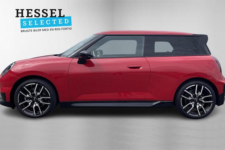 Rød Mini Cooper E fra 2024