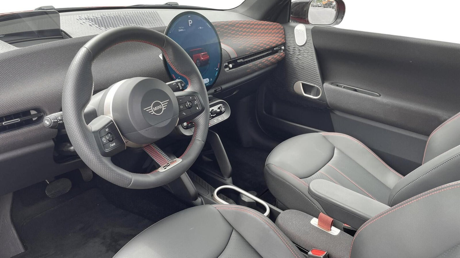 Rød Mini Cooper E fra 2024