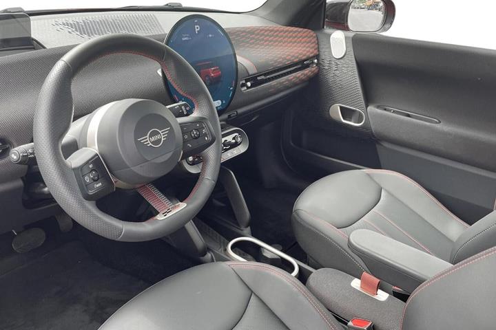 Rød Mini Cooper E fra 2024