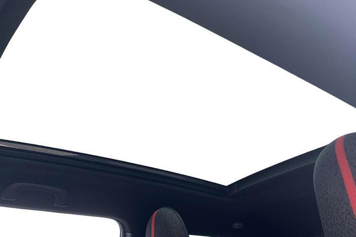 Rød Mini Cooper E fra 2024