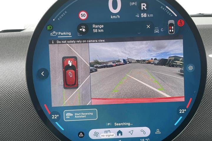 Rød Mini Cooper E fra 2024