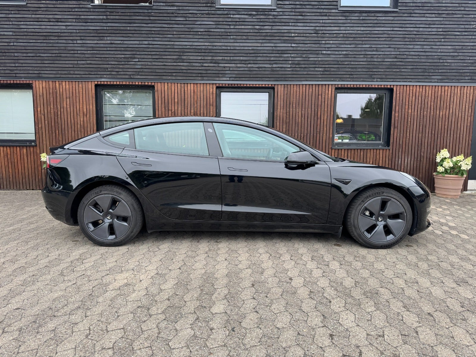 Sort Tesla Model 3 fra 2023