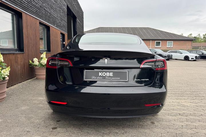Sort Tesla Model 3 fra 2023