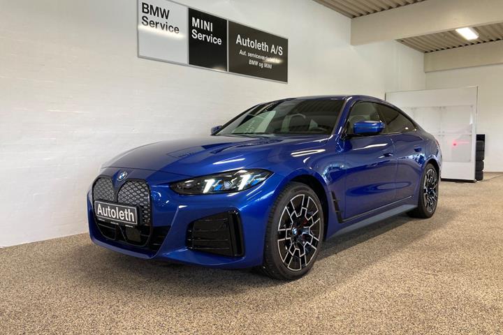 Blå BMW i4 fra 2025
