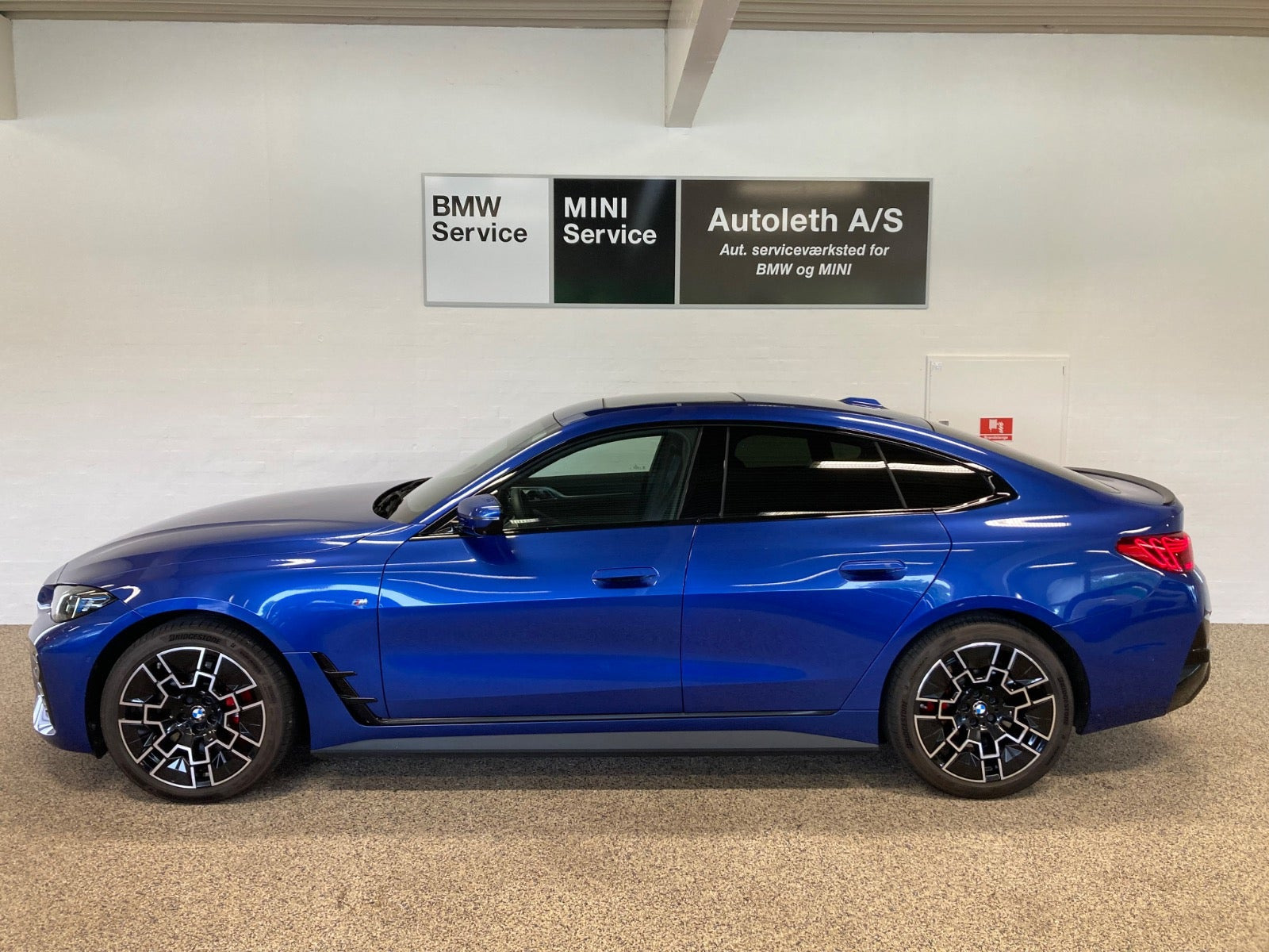 Blå BMW i4 fra 2025