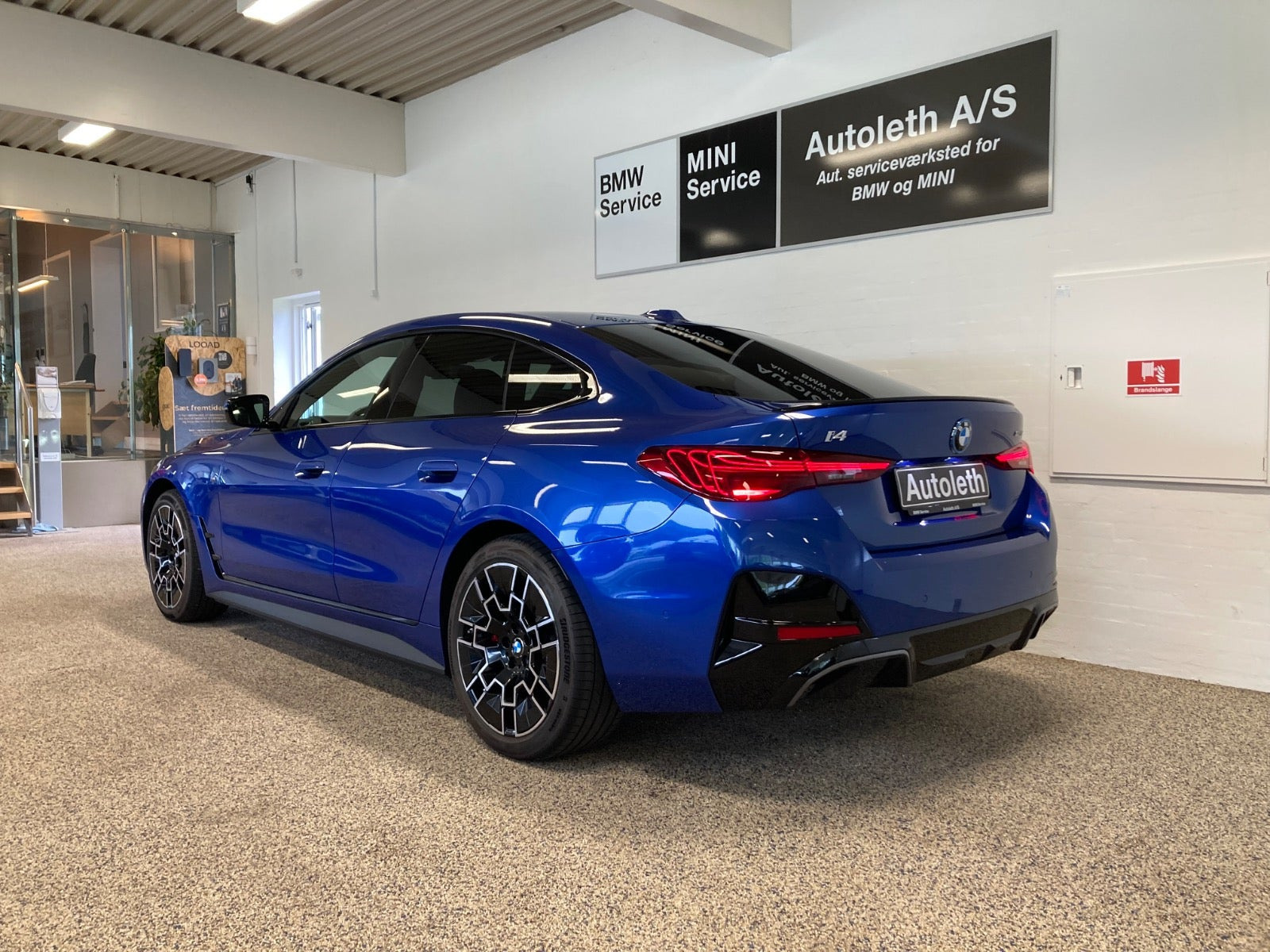 Blå BMW i4 fra 2025