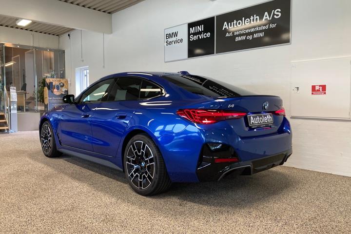 Blå BMW i4 fra 2025