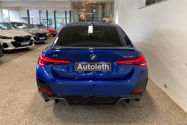 Blå BMW i4 fra 2025