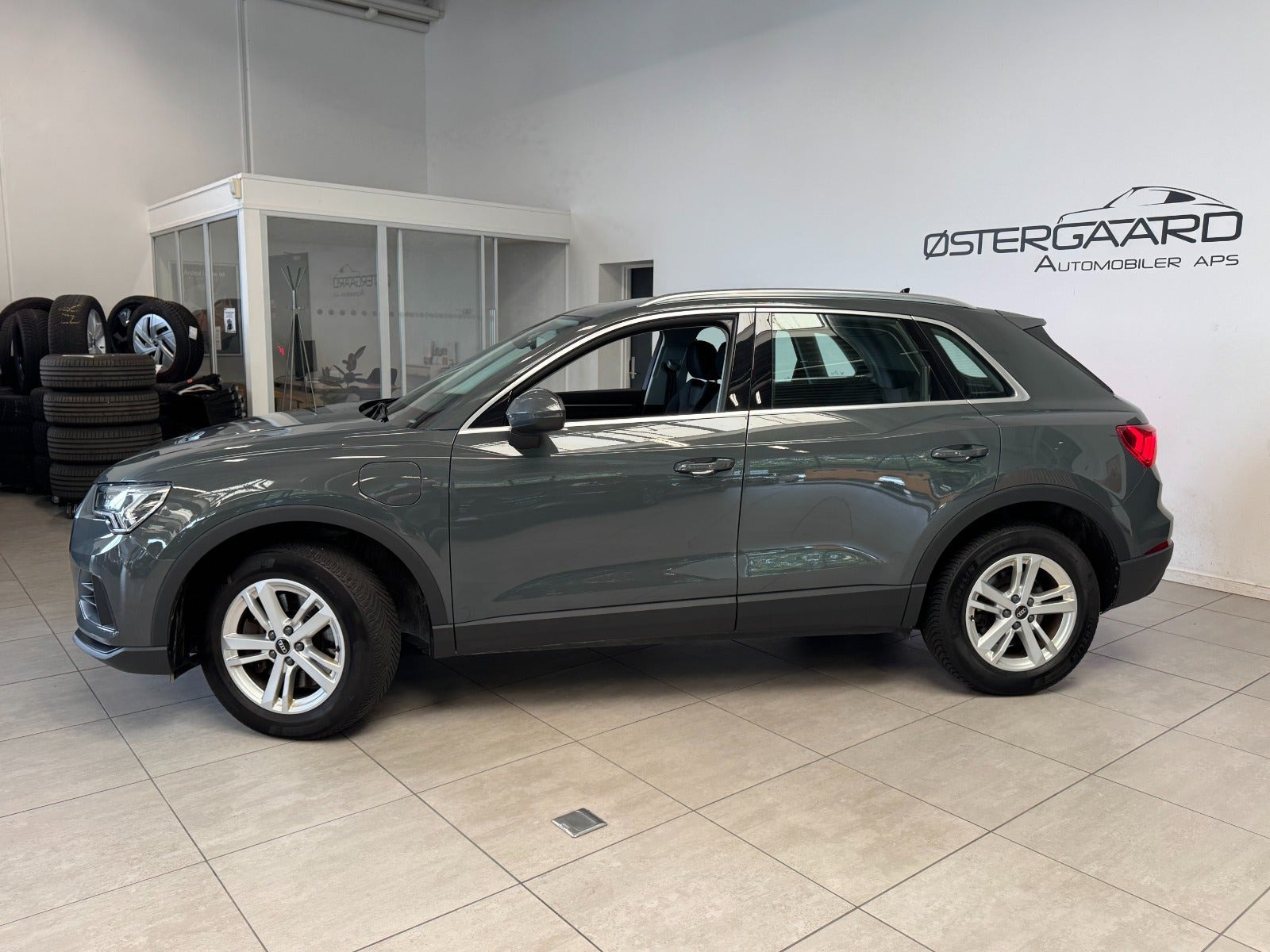 Grå Audi Q3 fra 2022