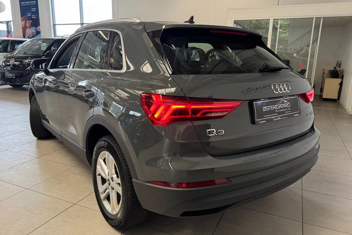 Grå Audi Q3 fra 2022