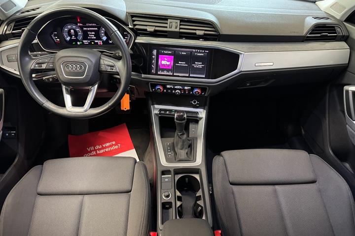 Grå Audi Q3 fra 2022
