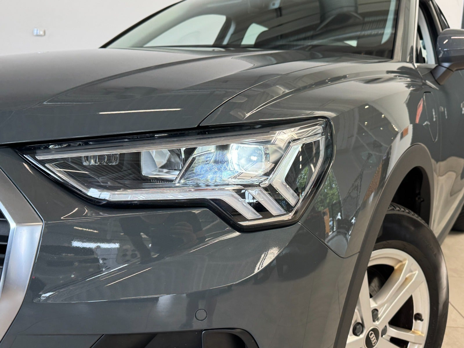 Grå Audi Q3 fra 2022