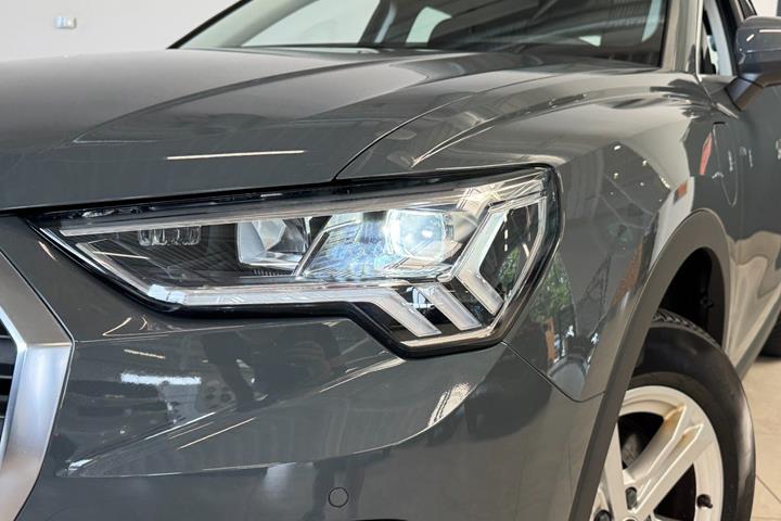 Grå Audi Q3 fra 2022