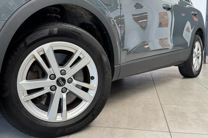 Grå Audi Q3 fra 2022