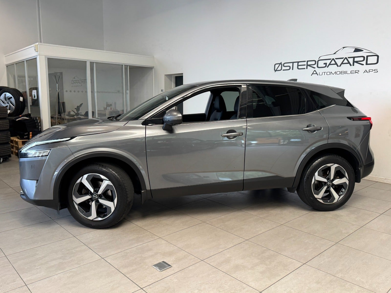 Grå Nissan Qashqai fra 2023