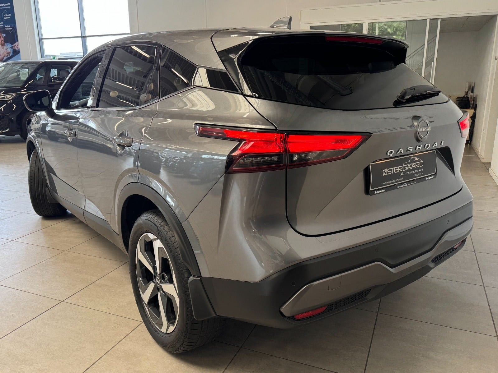 Grå Nissan Qashqai fra 2023