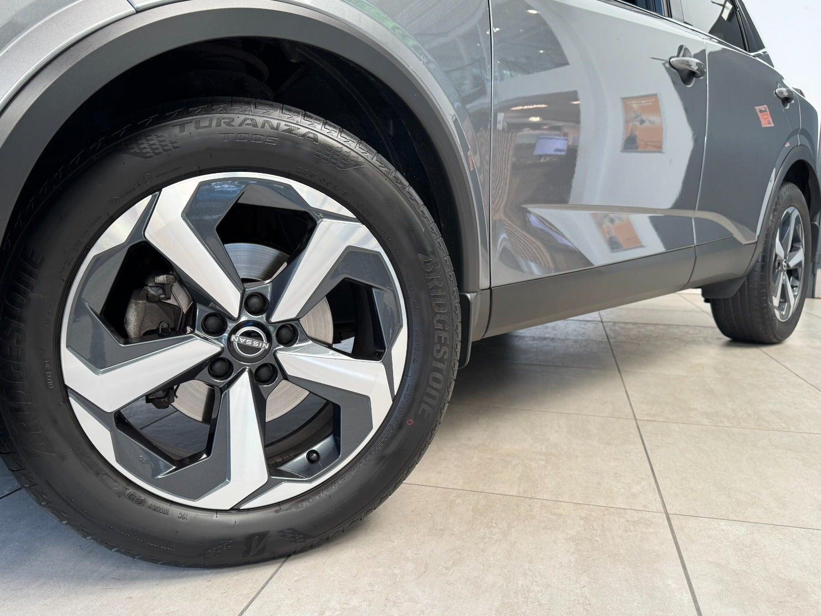 Grå Nissan Qashqai fra 2023