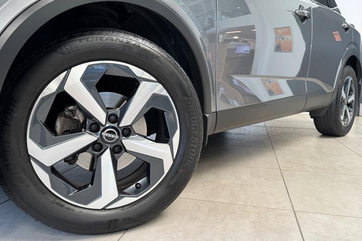 Grå Nissan Qashqai fra 2023