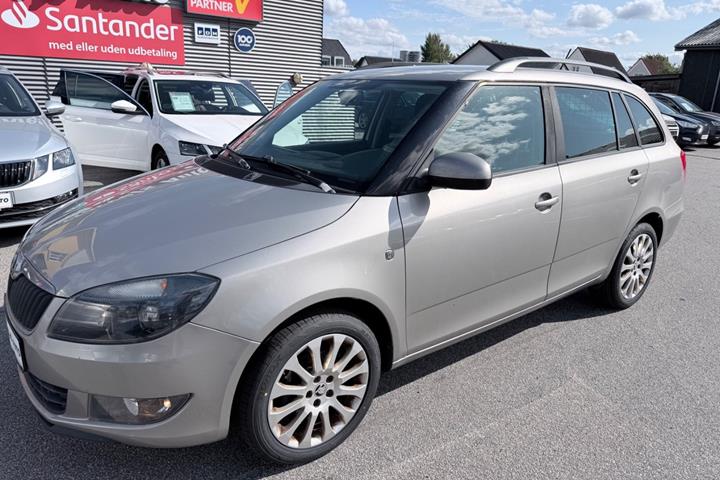 Orange Skoda Fabia fra 2015