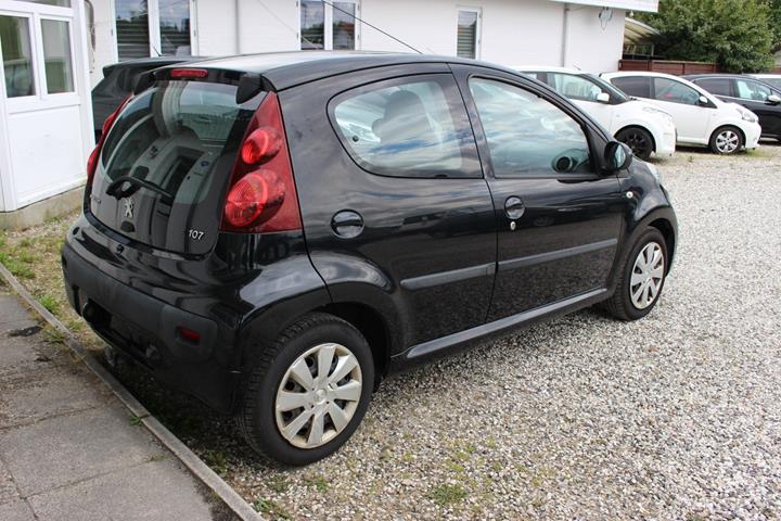 Sort Peugeot 107 fra 2014