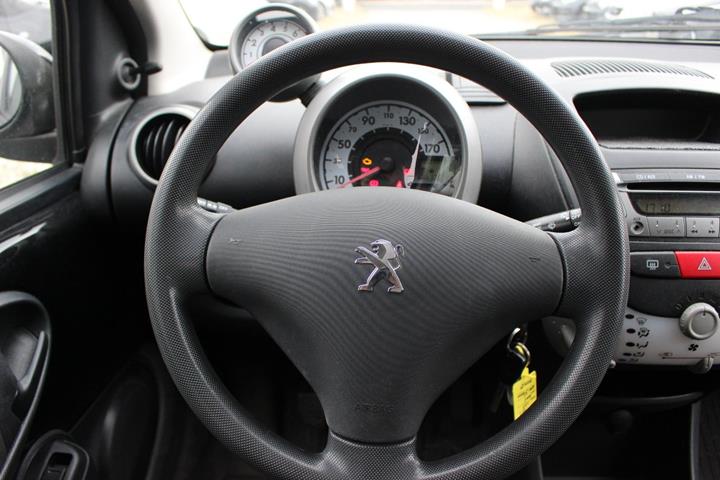 Sort Peugeot 107 fra 2014