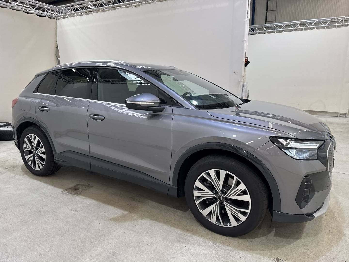 Grå Audi Q4 e-tron fra 2024