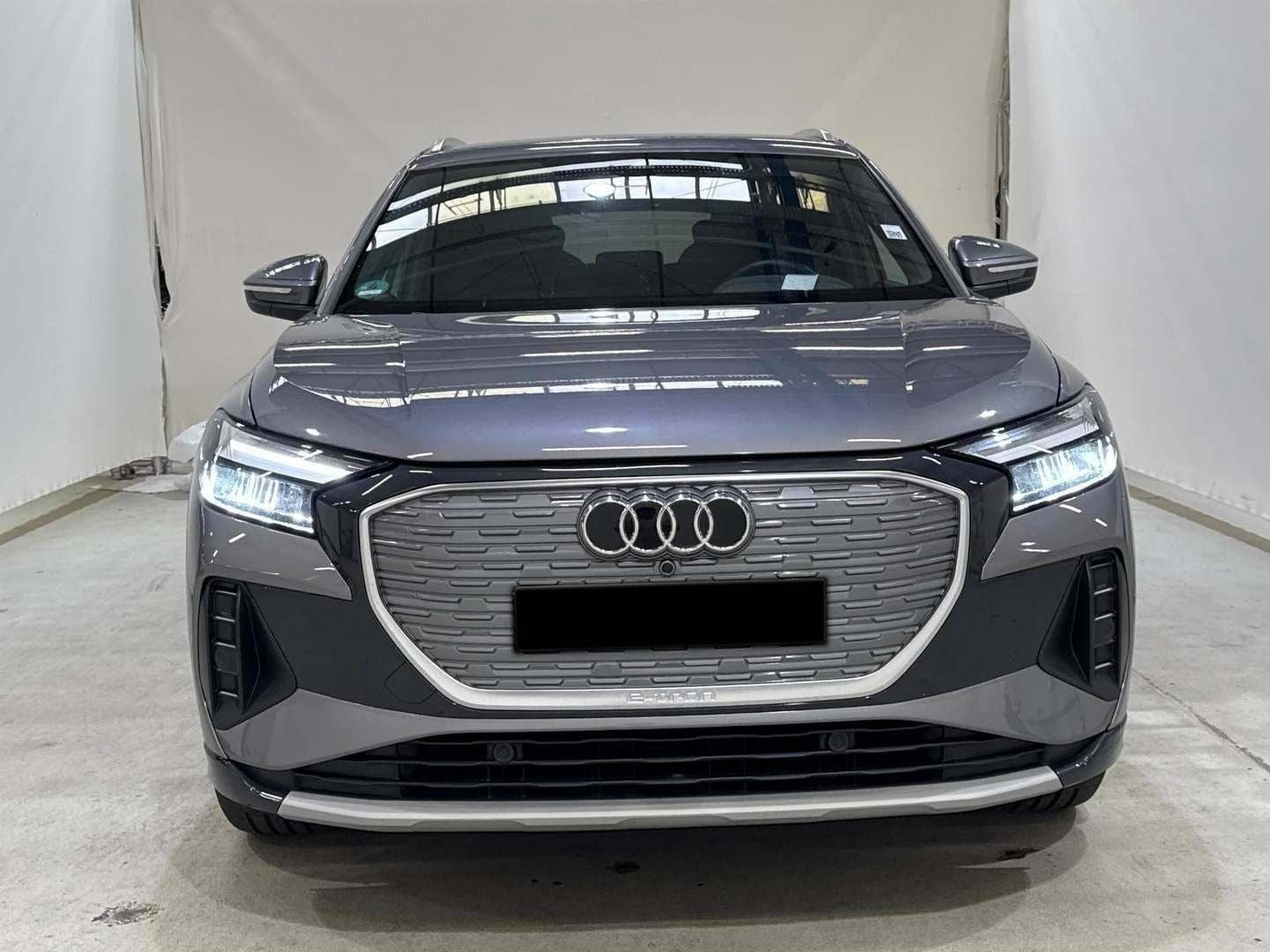 Grå Audi Q4 e-tron fra 2024
