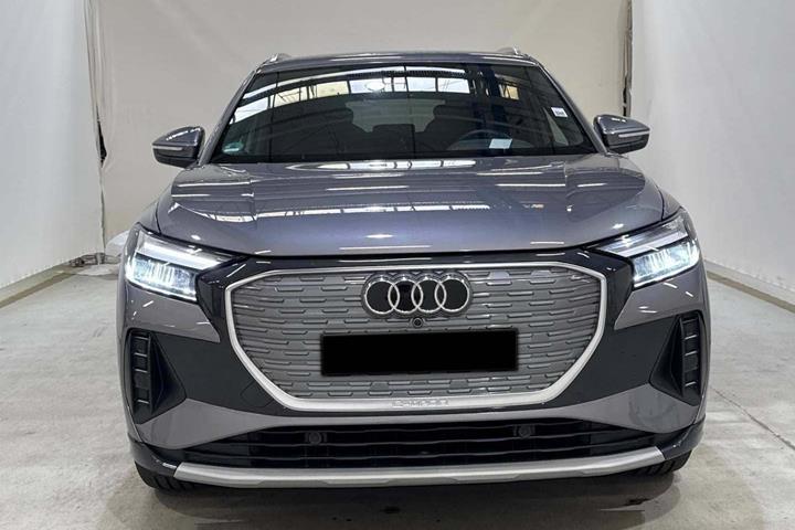 Grå Audi Q4 e-tron fra 2024