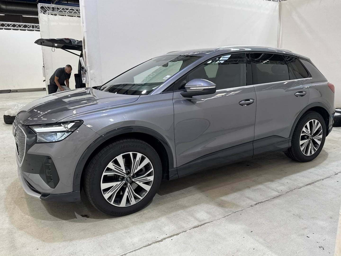 Grå Audi Q4 e-tron fra 2024