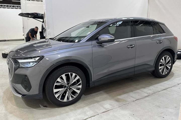 Grå Audi Q4 e-tron fra 2024
