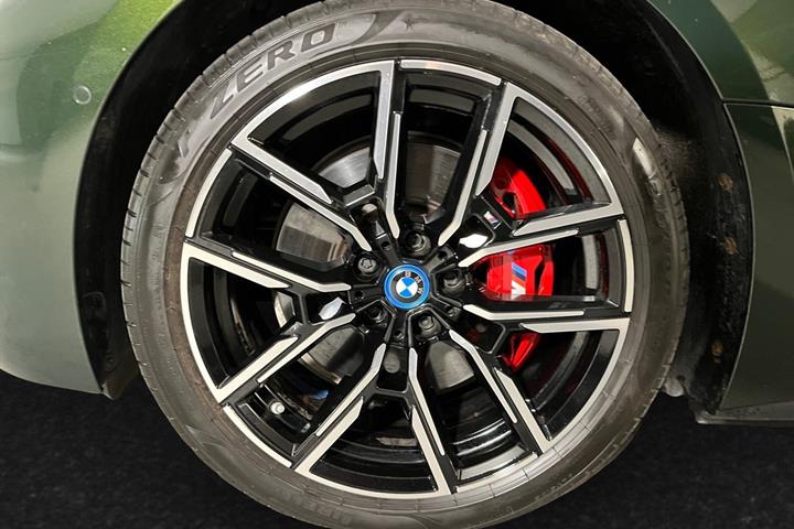 Grøn BMW i4 fra 2024