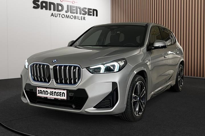 Sølv BMW iX1 fra 2024 set udefra