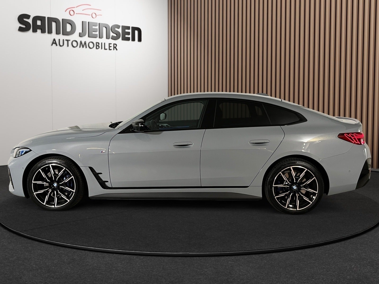 Grå BMW i4 fra 2026