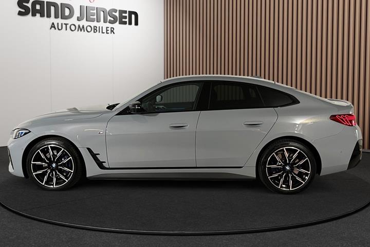 Grå BMW i4 fra 2026