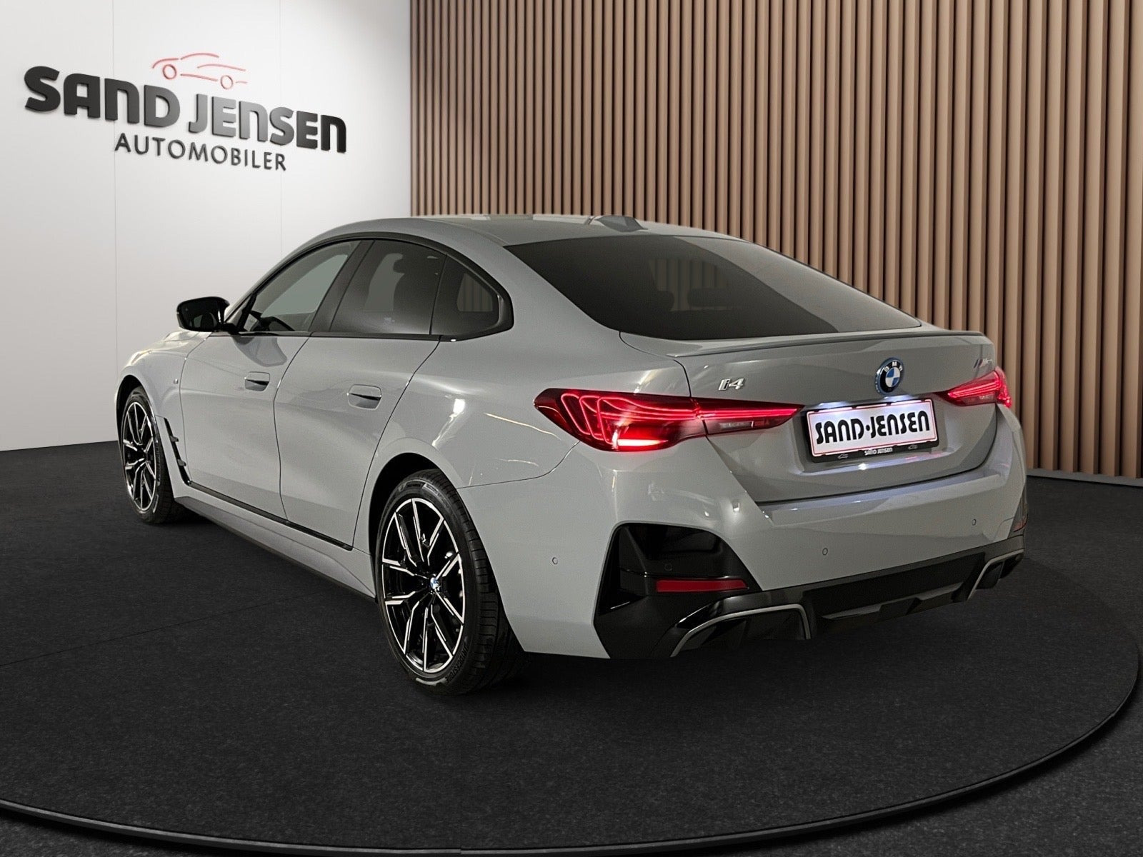 Grå BMW i4 fra 2026
