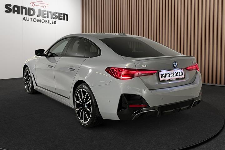 Grå BMW i4 fra 2026